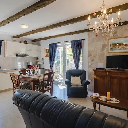 4 Bedroom Lovely In Čilipi