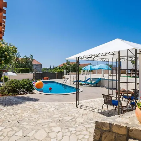 4 Bedroom Lovely In Čilipi