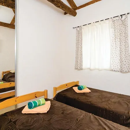 4 Bedroom Lovely In Vakantiehuis Čilipi
