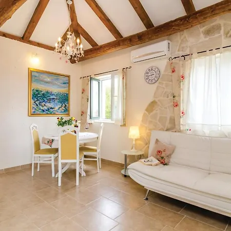 Vakantiehuis 4 Bedroom Lovely In Čilipi