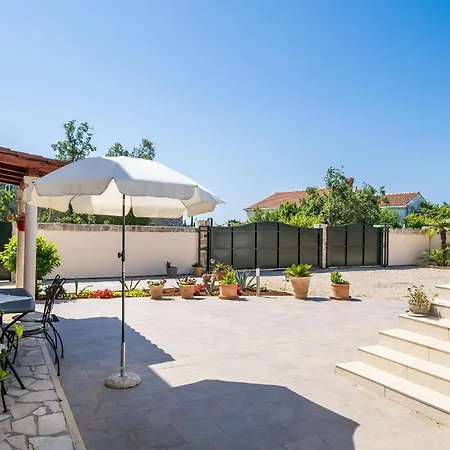Vakantiehuis 4 Bedroom Lovely In *