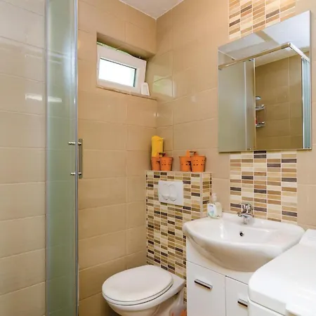 4 Bedroom Lovely In Čilipi