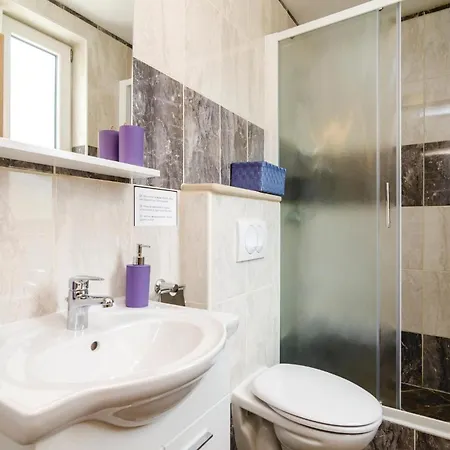 Vakantiehuis 4 Bedroom Lovely In